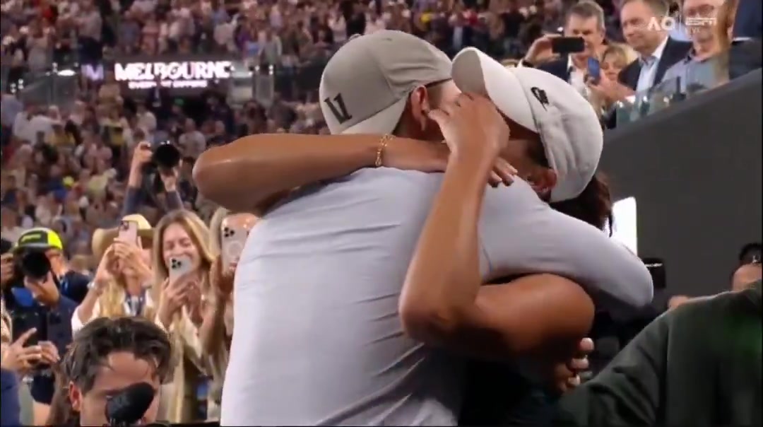 mk體育官方網(wǎng)站入口冠亞軍都哭了！凱斯喜極而泣后直接笑嘻了，薩巴毛巾蓋頭暗自哭泣